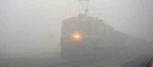 Foggy morning in Delhi, 12 trains, several flights delayed