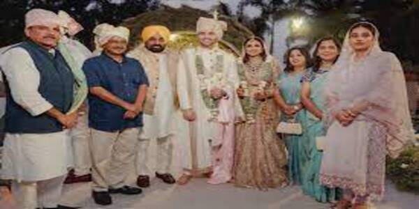 Delhi CM Arvind Kejriwal seen in this look at Raghav-Parineeti's wedding