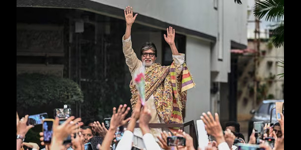 Amitabh Bachchancelebrated his 82nd birthday amidst immense fan fervour