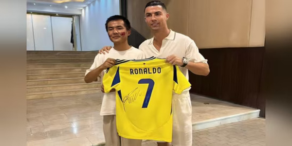 Cristiano Ronaldo's die-hard Chinese fan cycles 13,000 km to meet the football star