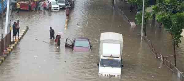 Due to heavy rain, Mumbai faces traffic jams