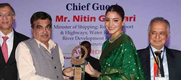 Anushka sharma receives the Smita Patil award