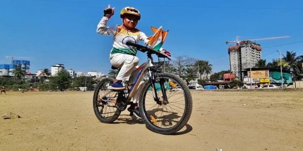 Ten year old girl sets record, rides cycle from Kashmir to Kanyakumari