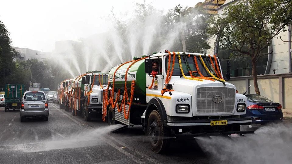 Delhi: As pollution peaks, govt deploys 114 tankers to settle dust by sprinkling water